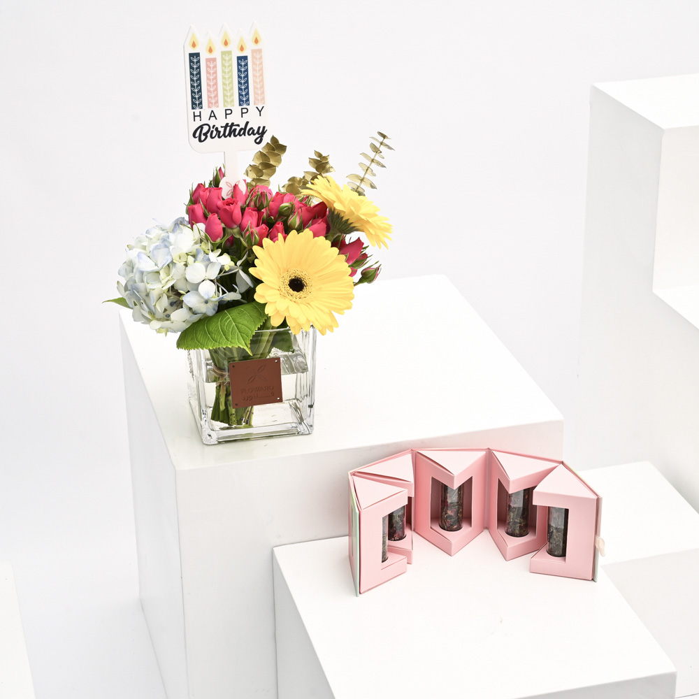 شاي زهر الكرز من فيل قود تي مع فازة أزهار عيد الميلاد