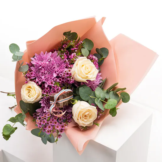 Omani Woman Delight | Flowers & Chocolates
