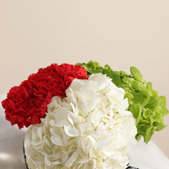 مزهرية زهور العزة والوفاء