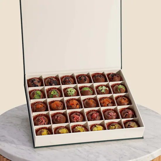 صندوق شوكولاتة بالفواكه المجففة حجم وسط من فلاورد