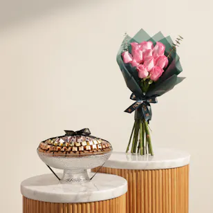 Abucci Wrapped Chocolate Centerpiece | Pink Rose Bouquet Abucci Wrapped Chocolate Centerpiece | Pink Rose Bouquet