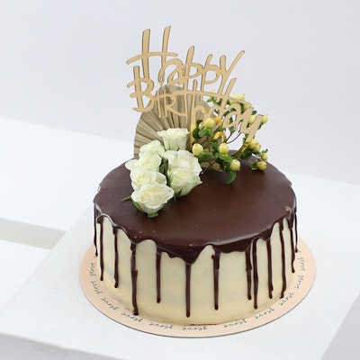 كعكة الشوكولاتة عيد ميلاد سعيد من سيرف