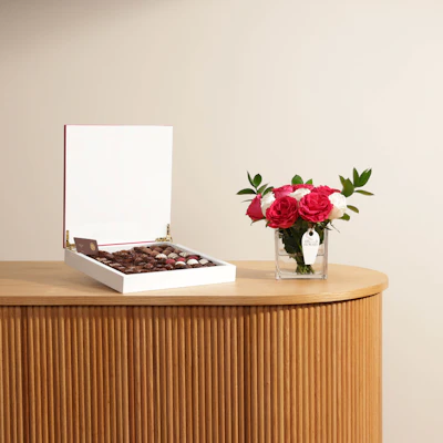 صندوق شوكولاتة خشبي من بتيل | مزهرية الفرحة صندوق شوكولاتة خشبي من بتيل | مزهرية الفرحة