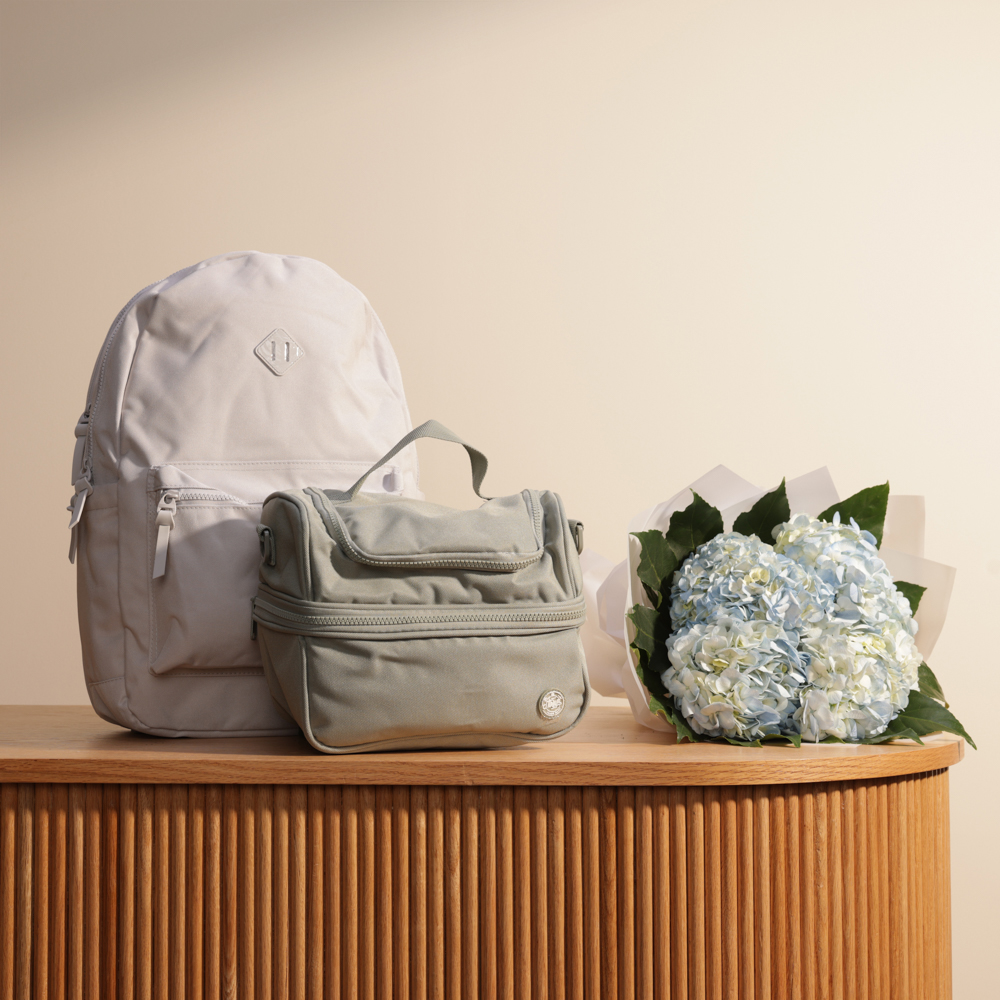 حقيبة ظهر كلاسيك و حقيبة غداء اتريوم من جرير | باقة الزهور الرقيقة