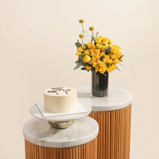 Floward Hugs Small Cake | Stunning Flowers Vase