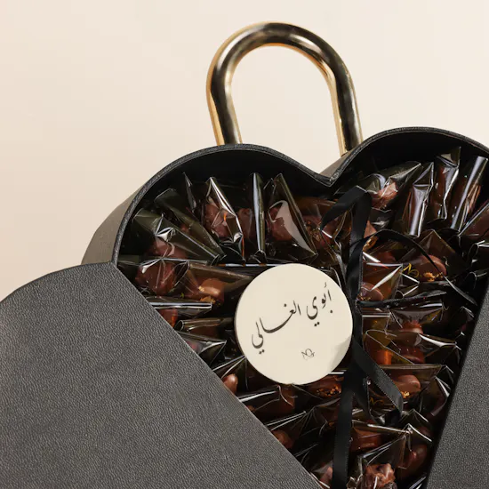 صندوق شوكولاتة أبوي الغالي بشكل قلب من نوور نوايوو