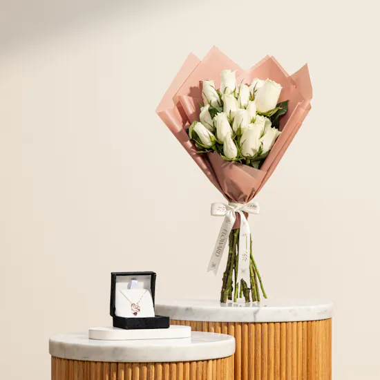 Artsy Mom Love Rose Gold-Plated Necklace | Charming Flower Bouquet
