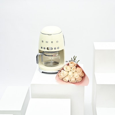 Smeg Drip-filter coffee machine& Hand Bouquet 12 white Roses