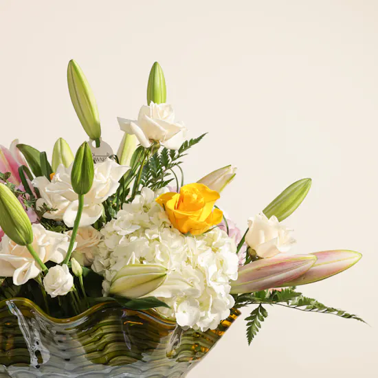مزهرية زهور الأناقة المتفتحة