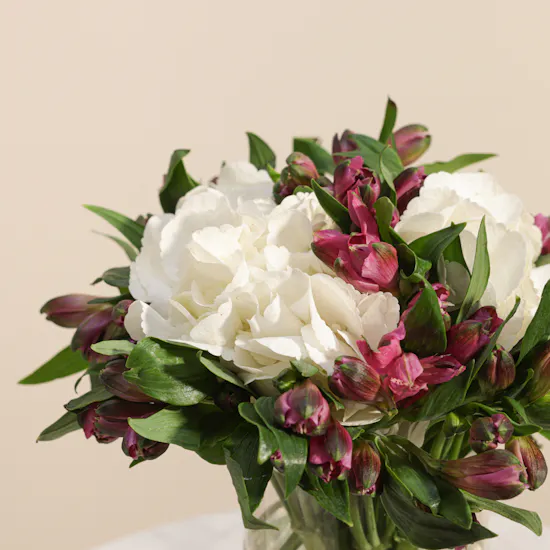 Floward Vanilla Small Standard Player Customizable Cake | Breathtaking Beauty Flowers Vase