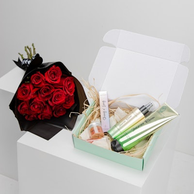 Joviality Set with 12 Red Roses
