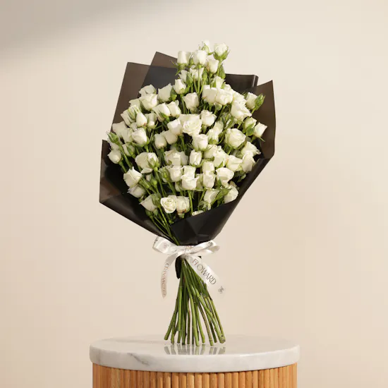 Striking Purity Flower Bouquet | 25 Flowers