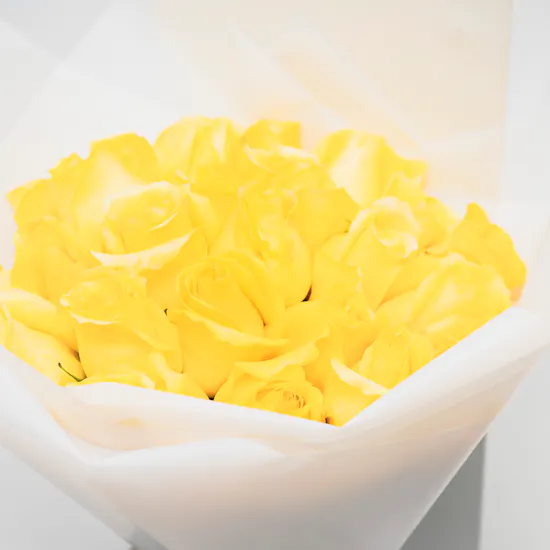 Feel Good Tea Black Discovery Box | 25 Yellow Roses Bouquet
