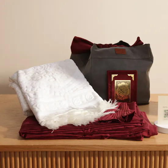 Nusuk Umrah Services Gift Voucher | Quffa Royal Prayer Gift Bag and Flowers
