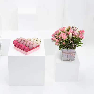 NJD Ombre Strawberries & Flowers Vase NJD Ombre Strawberries & Flowers Vase