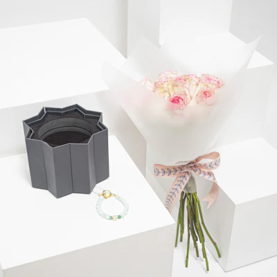 Tasneem Eshki Grace Bracelet | 12 Esperance Roses Bouquet Tasneem Eshki Grace Bracelet | 12 Esperance Roses Bouquet