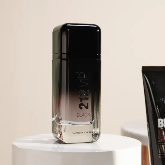 مجموعة هدايا عطر 212 ڤي آي بي بلاك للرجال من كارولينا هيريرا