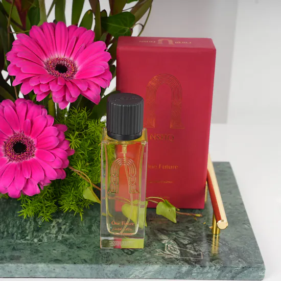 عطر ون فيوتشر من نشق للجنسين | صينية زهور