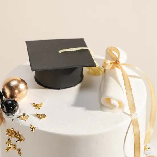 Floward Graduation Classic White Cake