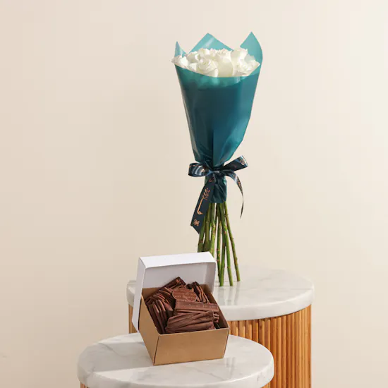 Soucolat Flakes Athel 43% Milk Chocolate Box | Gentle Flower Bouquet