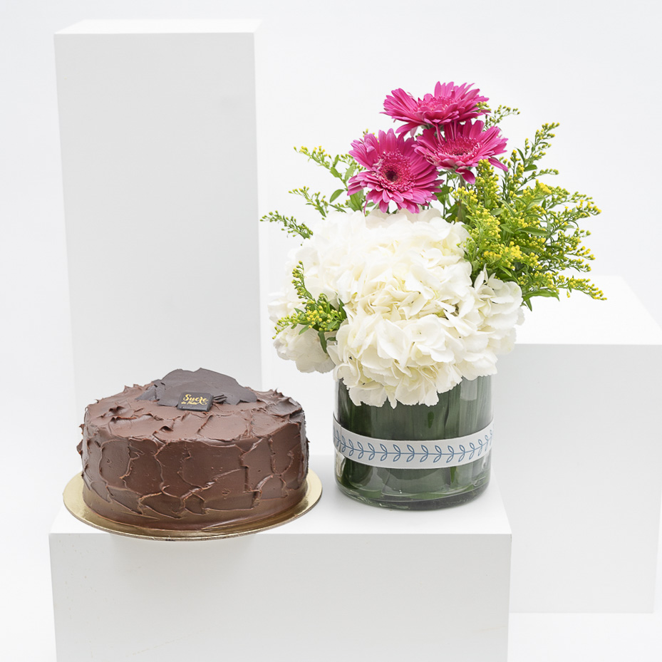 كيك شوكلاتة الفودج من سكر الندى | الأزهار المبهجة