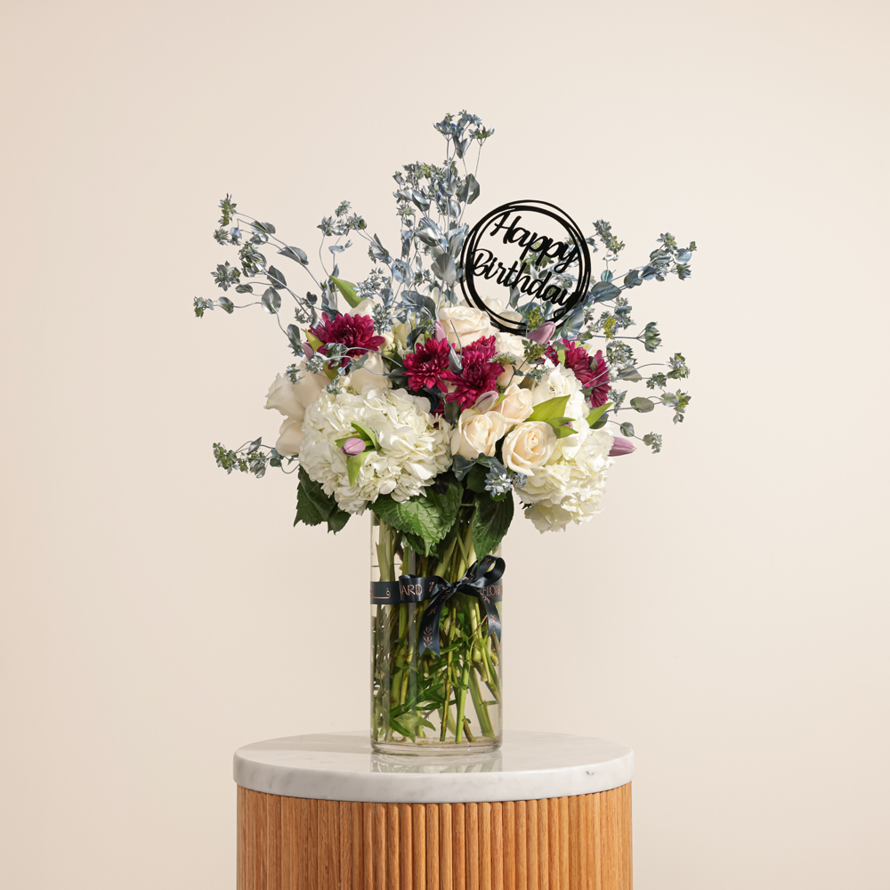 فازة زهور ملكية لعيد ميلاد سعيد