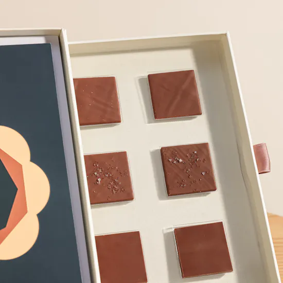 Floward 50 KWD Card and Chocolate Box | Father's Day Gentle Flower Vase