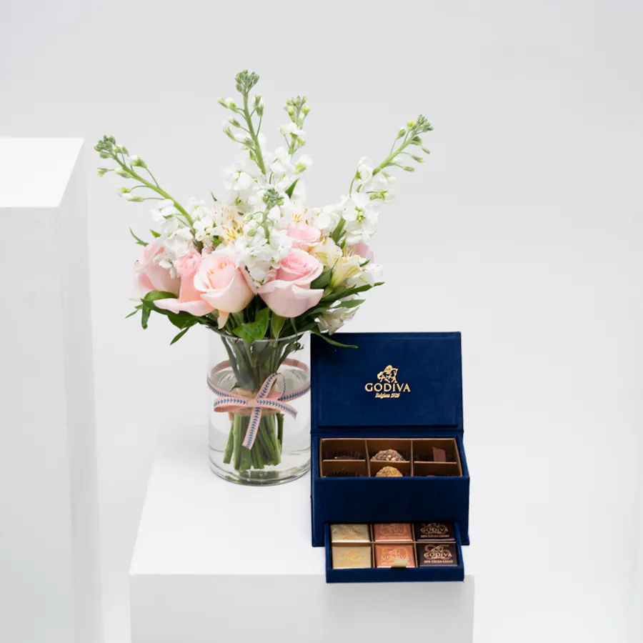 Godiva Mini Royal Chocolate Box | Soft Dreams Vase 1