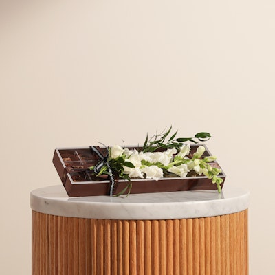 صندوق الشوكولاتة البني من ابوتشي | زهور بيضاء