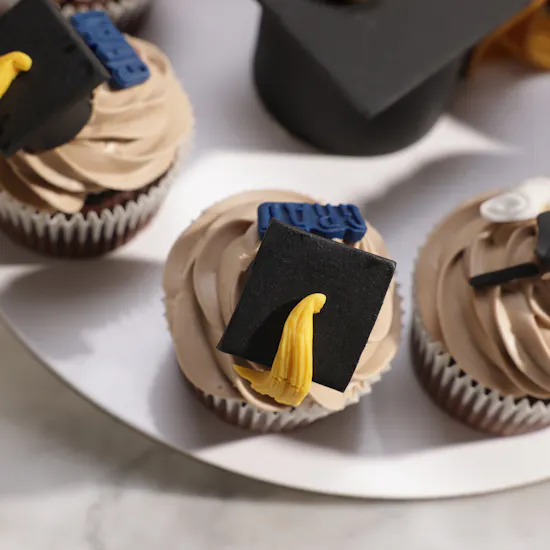 Floward Graduation Chocolate Cupcakes