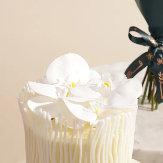 Laviviane Personalized Engagement or Wedding Cake | Lovely Flower Bouquet
