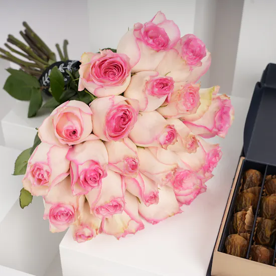 Nua Dates Signature Gifting Box 250g | Roses