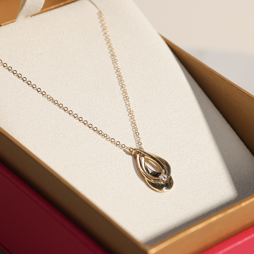 قلادة الذهب والألماس من لازوردي