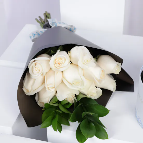 Hanoverian Chocolate Mix Brand Box | White Roses