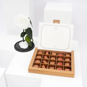 Preserved White Rose with LEVO Chocolate Preserved White Rose with LEVO Chocolate