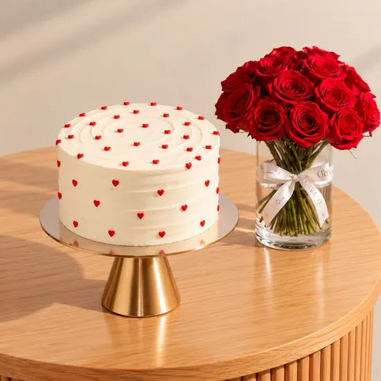 The Hummingbird Bakery Hearts Cake | Sweet Expression Flower Vase