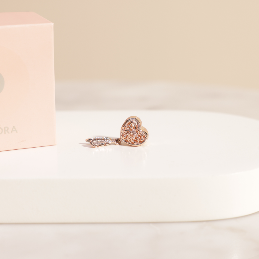 تعليقة سوار على شكل قلب مع ريشتان من باندورا