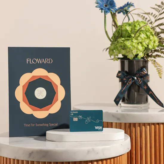 Floward 50 KWD Card and Chocolate Box | Father's Day Exceptional Flower Vase