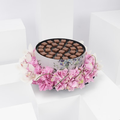 Hanoverian Chocolate of Your Choice & Sweet Blooms