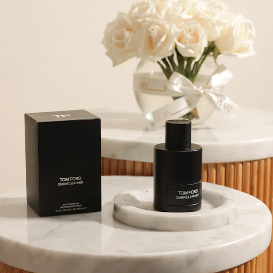 عطر اومبري ليذر او دى بارفيوم للجنسين من توم فورد | مزهرية جوري أبيض راقي