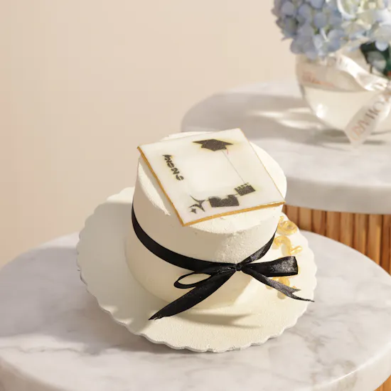 Sweet Atelier Customized by Photo 2026 Graduation Cake | Delicate Flower Vase