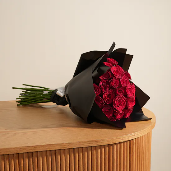 Red Twist Classic Bouquet | 25 Roses