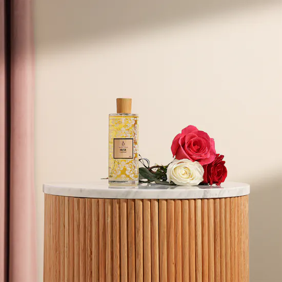 Alghawaly Perfumes Musk Cologne 250 ml | Trio Roses Bouquet