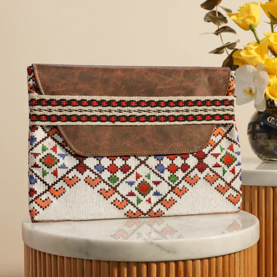 Kaseb Al Diriyah Pouch | Pretty Flowers Vase