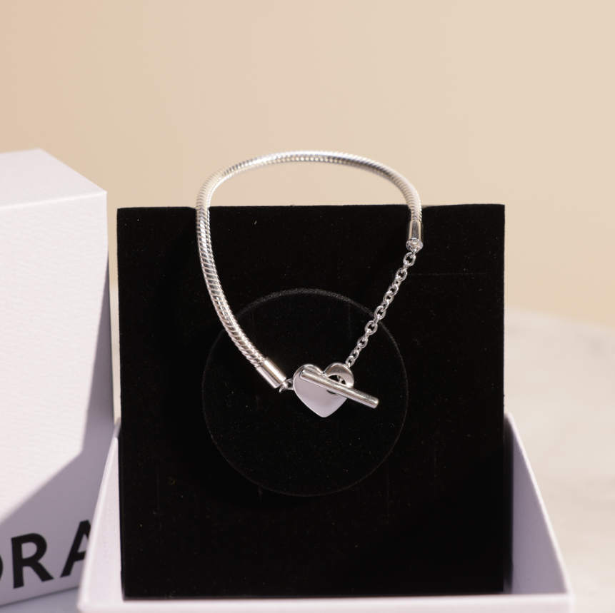 سوار بسلسلة ثعبان مزوّدة بقفل على شكل قلب من باندورا