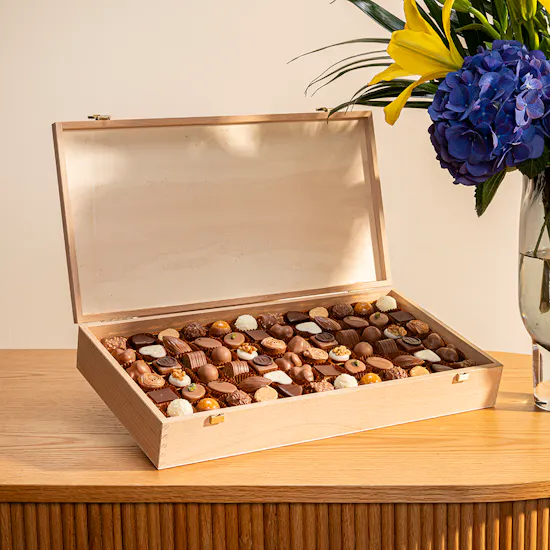 Laderach Praline Chocolates Box | Elegant Blooms