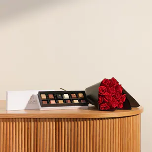 Le Doré Small Chocolate Gift Box | Classical Red Roses Bouquet Le Doré Small Chocolate Gift Box | Classical Red Roses Bouquet