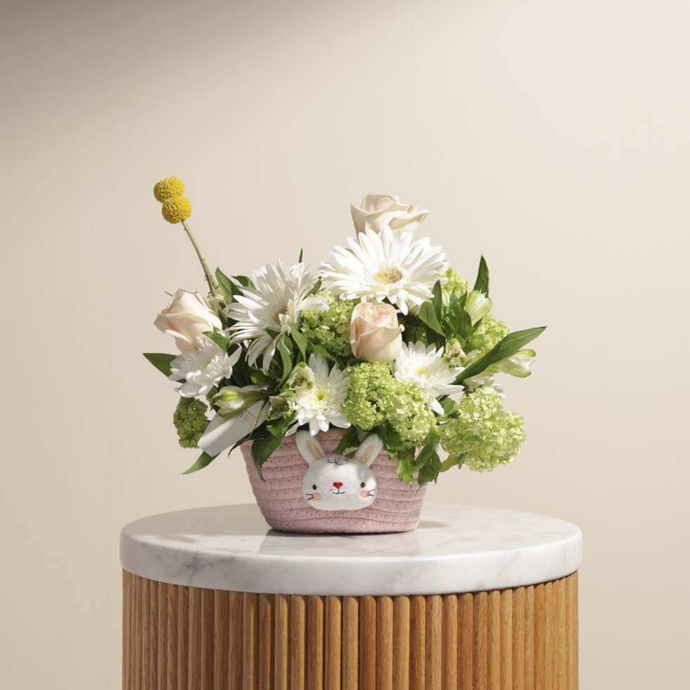 سلة الأرنب مع الأزهار المبهجة 