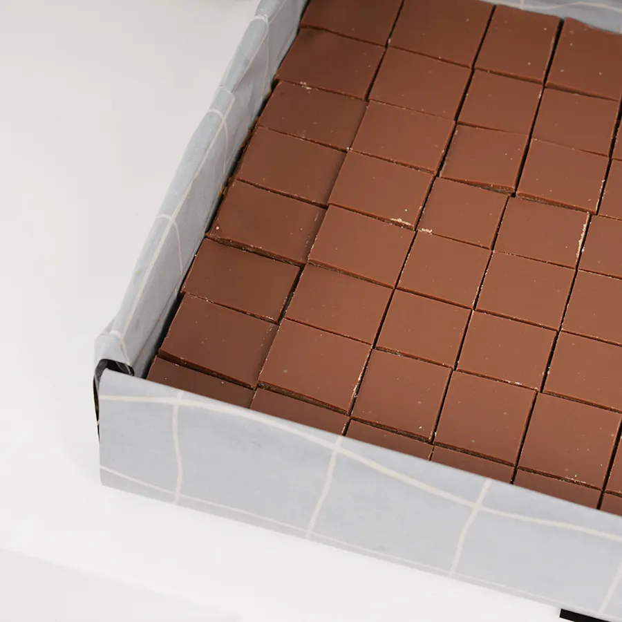 Hanoverian Caramel Chocolate Box | Joyful Roses 3