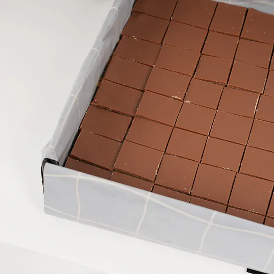 Hanoverian Caramel Chocolate Box | Joyful Roses